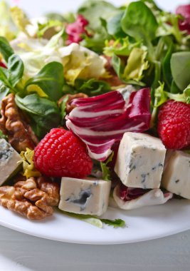 Mavi peynir, ahududu ve fındık ile yeşil salata