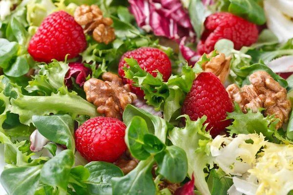 Salát zelený vegan s malinou a ořech — Stock fotografie