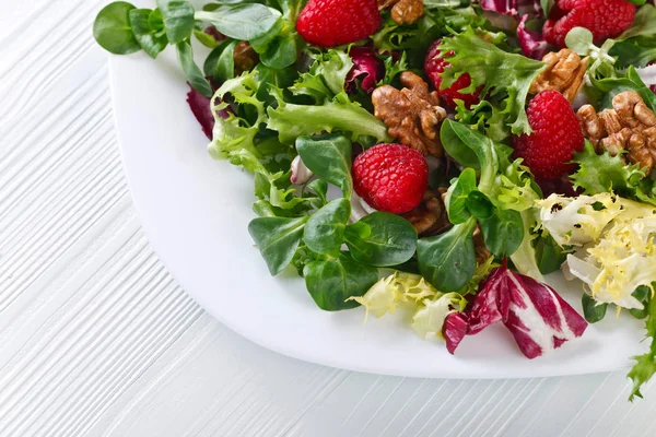 Ahududu ve fındık ile yeşil vegan salata — Stok fotoğraf