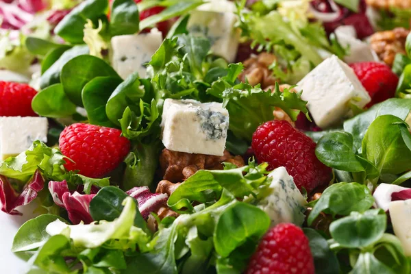 Зеленый салат с голубым сыром, малиной и орехами — стоковое фото