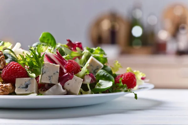 Salada verde com queijo azul, framboesa e nozes — Fotografia de Stock