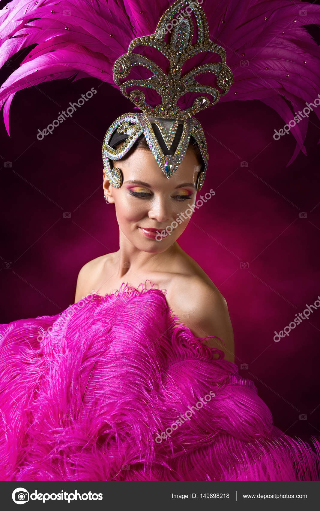 Hermosa chica en traje de carnaval con plumas de color rosa .: fotografía  de stock © igorr1 #149898218
