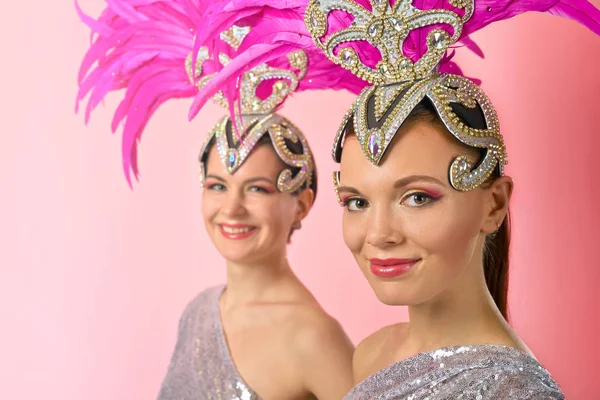 Hermosas chicas en traje de carnaval con plumas de color rosa . —  Fotos de Stock