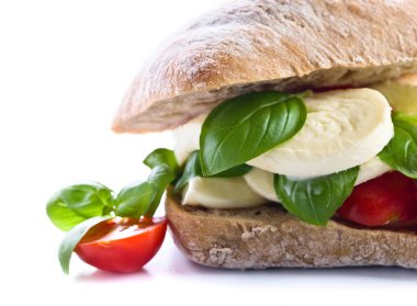 Mozzarella peyniri, domates ve fesleğen beyaz izole ciabatta 