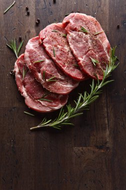 Biberiye ve biber, metniniz için boş alan ile domuz eti biftek