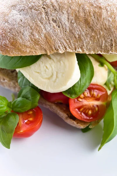 Ciabatta z mozzarellą, pomidorami i bazylią — Zdjęcie stockowe