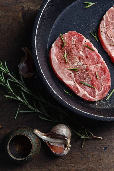 Domuz eti biftek biberiye, sarımsak ve biber, üstten görünüm — Stok fotoğraf