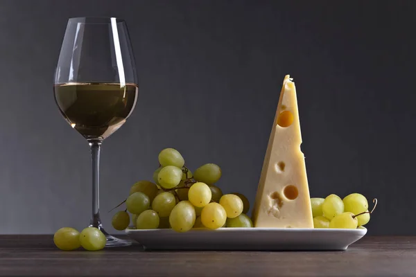 Queso con uva y vino blanco — Foto de Stock