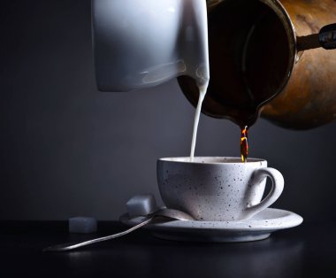  Taze sıcak kahve ve süt içine dökülür