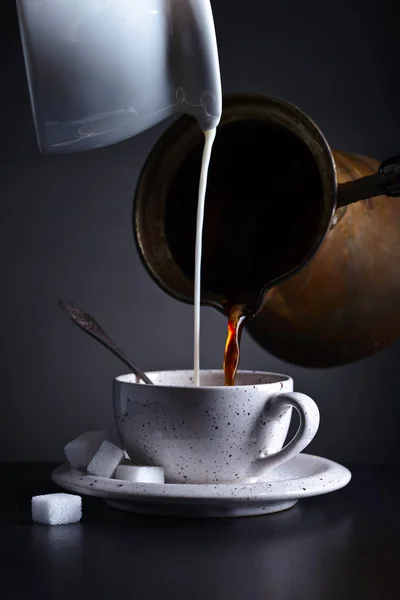 Caffè caldo fresco e latte viene versato nella tazza — Foto Stock