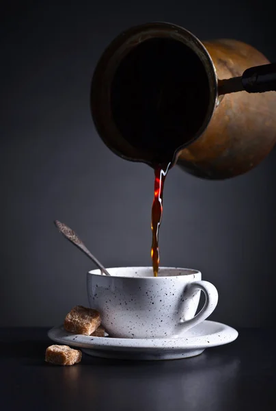 Fresh hot  coffee is poured into the Cup . — Stock Photo, Image