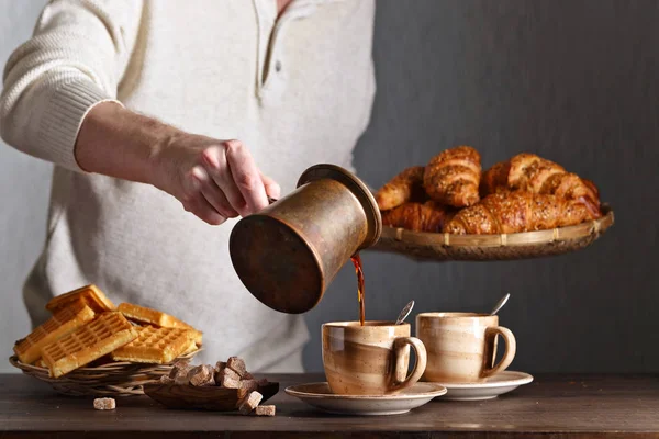 Café da manhã com café preto, waffles recém-assados e croissant — Fotografia de Stock