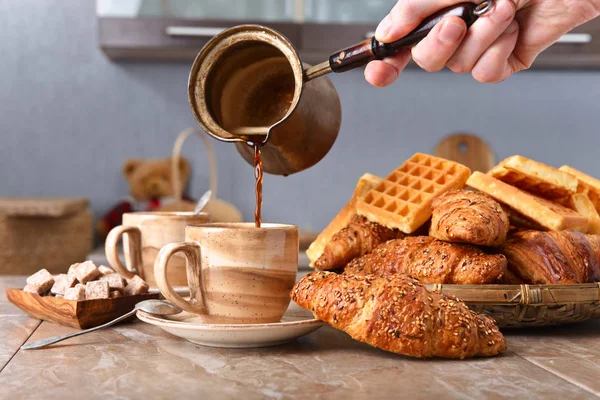 Reggeli: fekete kávé, frissen sült gofri és croissant — Stock Fotó