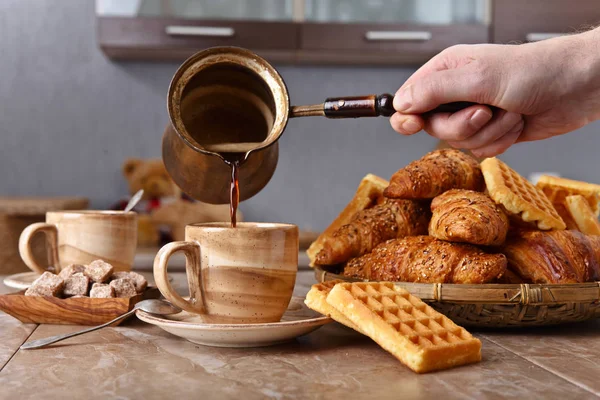 Mic dejun cu cafea neagră, vafe proaspăt coapte și croissant — Fotografie, imagine de stoc