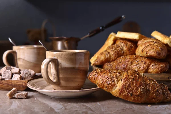 Ontbijt met zwarte koffie en verse gebak — Stockfoto