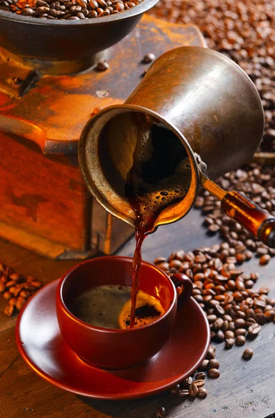 Café caliente fresco se vierte en la taza  . — Foto de Stock
