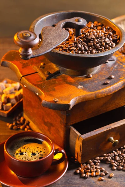 Stare drewniane młynki do kawy i palonych ziaren kawy — Zdjęcie stockowe
