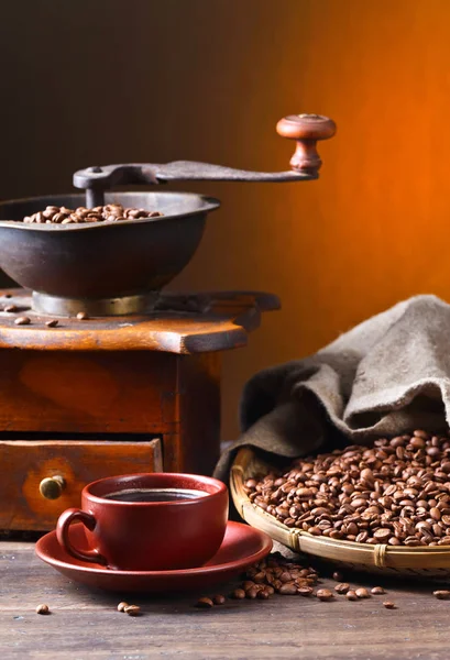 Old wooden coffee grinder and roasted coffee beans — Stock Photo, Image