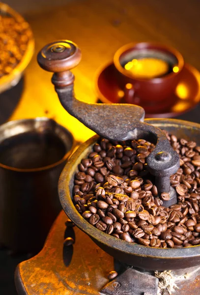 Molinillo de café de madera viejo y granos de café tostados — Foto de Stock