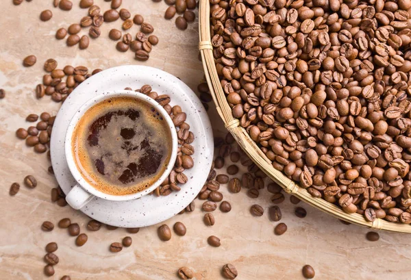 Tasse schwarzen Kaffee und Bohnen — Stockfoto