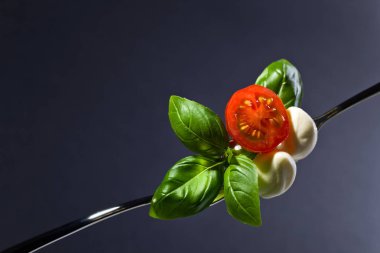  Mozzarella kiraz domates ve yeşil fesleğen .