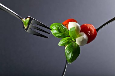  Mozzarella kiraz domates ve yeşil fesleğen .