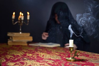 Küçük pirinç şamdan mum sönmüş . 