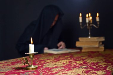 Yanan mum küçük pirinç şamdan 