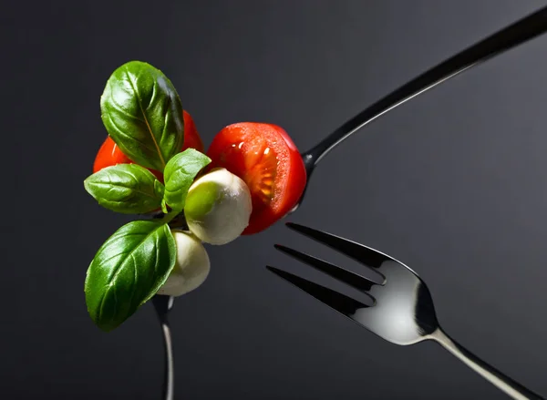 Mini mussarela com tomate cereja e manjericão verde  . — Fotografia de Stock