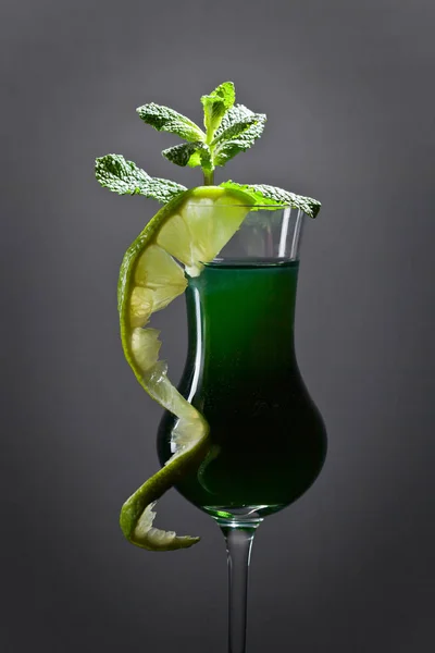 Verre d'absinthe garni de feuilles de tilleul et de menthe — Photo