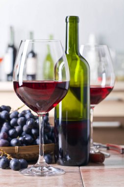 Şişe ve bardak kırmızı şarap mutfak masasında 