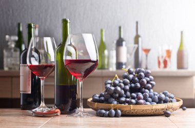 Şişe ve bardak kırmızı şarap mutfak masasında 