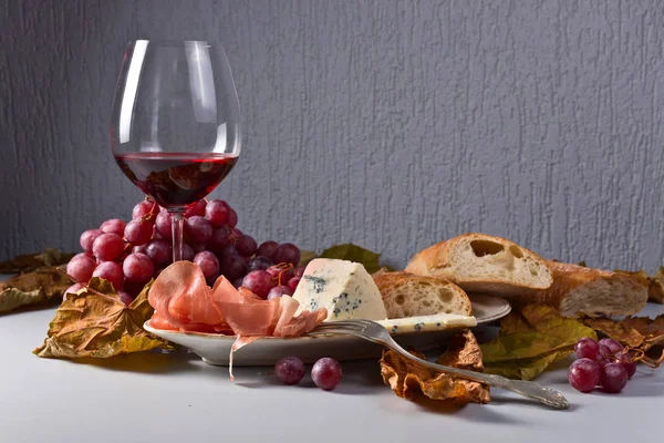 Vörös bor, szőlő és snack . — Stock Fotó