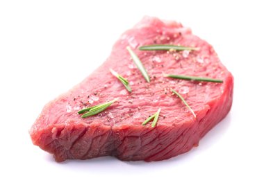 Biftek beyaz arka planda izole edilmiş..