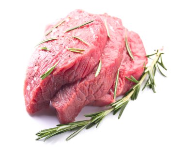 Biftek beyaz arka planda izole edilmiş..