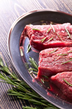 Biberiye, tuz ve biber ile sığır eti biftek.