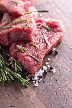 Biberiye, tuz ve biber ile sığır eti biftek.