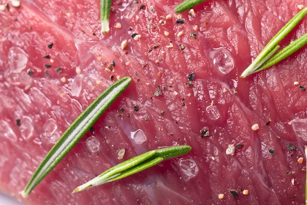 Biefstuk met rozemarijn, peper en zout. — Stockfoto
