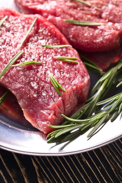 Biberiye, tuz ve biber ile sığır eti biftek. — Stok fotoğraf