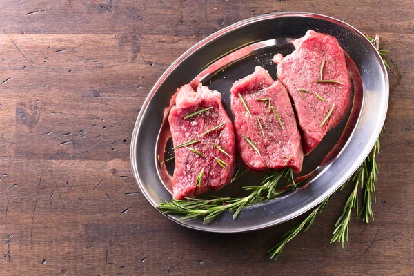 Biefstuk met rozemarijn, peper en zout. — Stockfoto