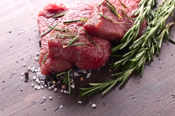 Biefstuk met rozemarijn, peper en zout. — Stockfoto