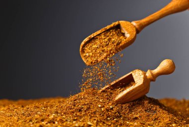 Tahta kaşık ile farklı baharat karışımı