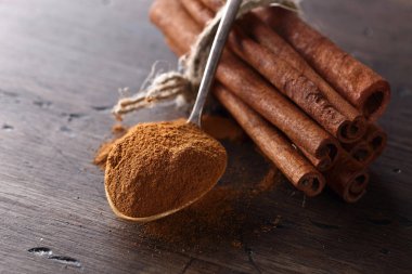 Tarçın çubukları ve pudra tahta bir masada.