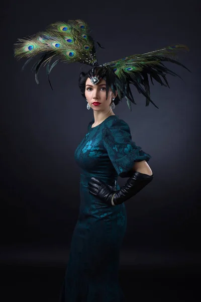 Hermosa mujer en estilo retro con decración de plumas — Foto de Stock