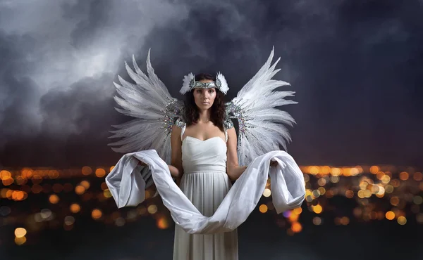 Schöne Frau im weißen Kleid mit Engelsflügeln — Stockfoto