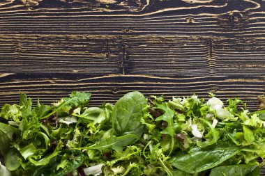 Taze yeşil salata ile ıspanak, roka ve marul 