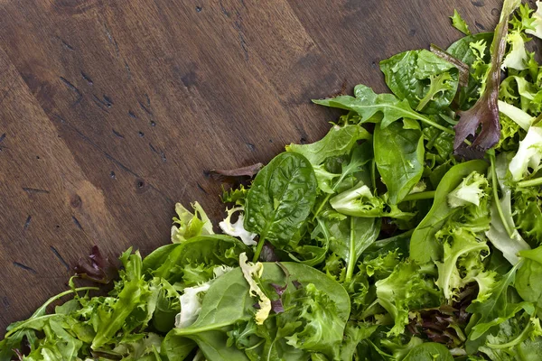 Frischer grüner Salat mit Spinat, Rucola und Salat — Stockfoto