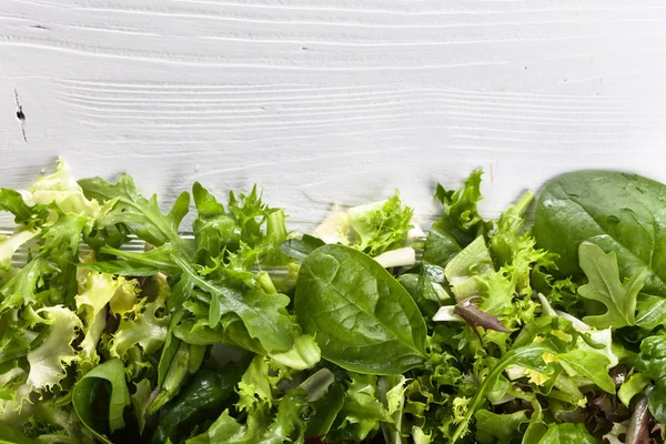 Frisse groene salade met spinazie, rucola en sla — Stockfoto