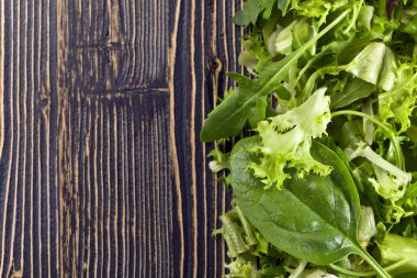 Taze yeşil salata ile ıspanak, roka ve marul 