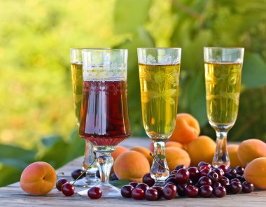 Beyaz tatlı ve meyve ahşap masa üzerinde gözlük 